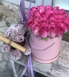 25 роз в коробку с мишкой