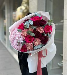 Букет "Сладкая вата" из гвоздик, гортензий и роз