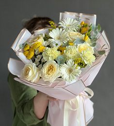 Композиция "Sunny day" с розой, герберой, хризантемой и фрезией