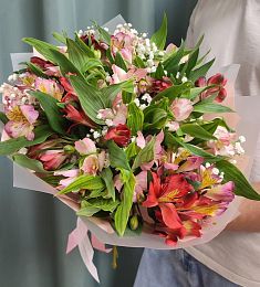 Букет "Сердечный плен" из альстромерий и гипсофил