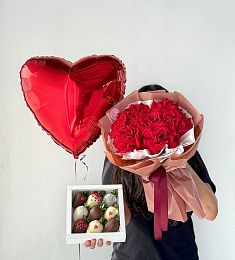 Сет "Анонс любви" букет красных роз, шарик и клубника в шоколаде