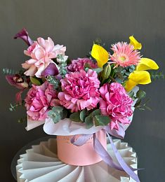 Композиция "Amethystic" из роз, гербер, калл и эвкалипта