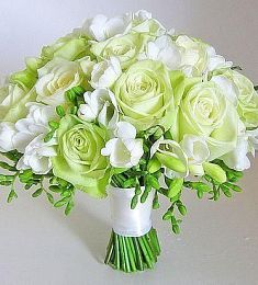 Букет невесты "Адель" из роз и фрезий,