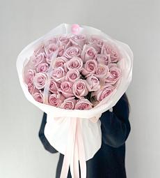 Букет "Лиловая нежность" из 33 голландских роз в стильном оформлении