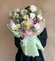 Композиция "Patrick" из гортензии, гвоздик и лизиантусов