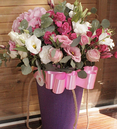 Композиция "Милое создание" из роз, лизиантусов и эвкалипта