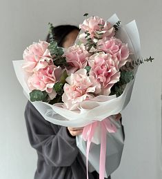 7 голландских роз с эвкалиптом