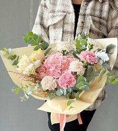  Букет “Моанна Сауэр” из гортензии, роз, гвоздик и зелени