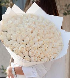 101 белая роза в оформлении