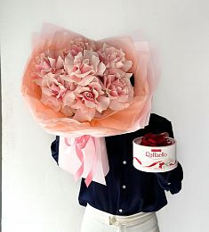 Сет "Райский вкус" букет роз и Raffaello с бантом