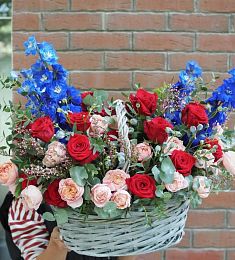 Композиция "Agniya" с дельфиниумом, розами и зеленью в корзине