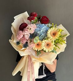 Композиция "Лорд" из гербер, георгинов, гортензии и лизиантусов