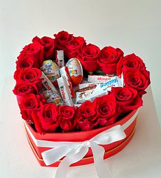 Композиция "Улыбнись" из роз и сладостей а коробке в форме сердца