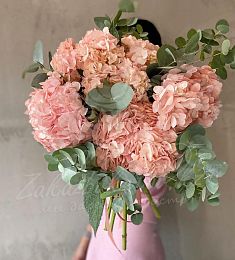 Композиция "Сансет" из гортензий и эвкалипта 