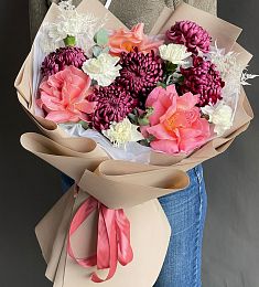 Композиция "Созвездие нежности" из гвоздик, роз и хризантем