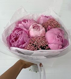 Букет из 5 пионов с озотамнусом