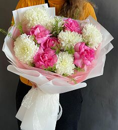 Композиция "Midnight Serenity" из роз и крупноголовых хризантем