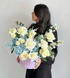 Композиция "Thibault" из гортензий, роз и дельфиниума 