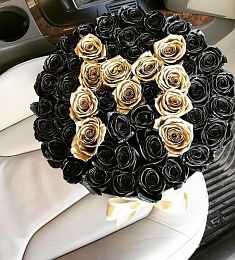 Композиция из черных роз "Elegant letter"
