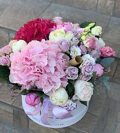 Композиция "Приятный сюрприз" из гортензий, пионов и лизиантусов