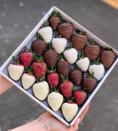 Клубничный бокс "Путь к сердцу"  клубника в молочном и белом шоколаде
