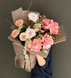 Композиция "Garden Delight"  из роз и хризантем с голландской зеленью