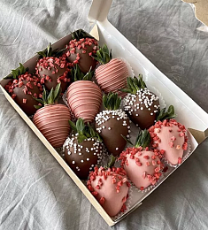 Клубничный бокс "Сладкий день" клубника в молочном и розовом шоколаде