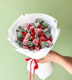 Клубничный букет "Свежесть" M из свежей клубнички и спрей роз