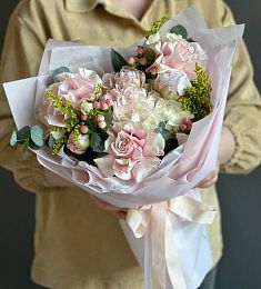 Композиция "Bloomsplash" из гортензии, роз, пионов и гипперикума