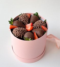 Клубничный бокс "Кэрри" клубника в молочном шоколаде