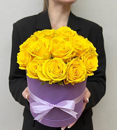 Желтые розы в коробке