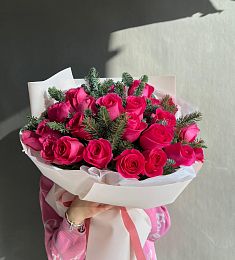 Букет "Пламя страсти" из малиновых роз и нобилиса