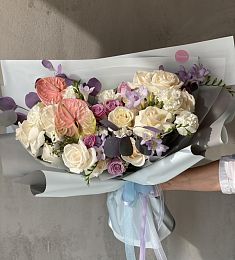 Букет "МамаМия" из роз, гвоздик, антуриума, Фрезии, эвкалипта и брунии