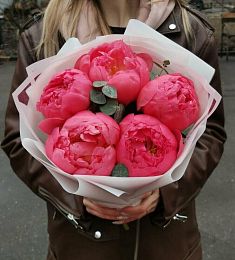 Букет из 5 красных пионов и эвкалипта в оформлении