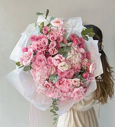 Букет "Элеонора" с гортензией, спрей розой и лизиантусом