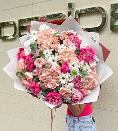 Букет "Летний пейзаж" из гортензий, пионов, хризантем и роз