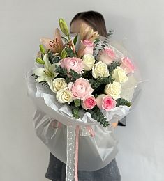 Букет "Vittoria" из роз, лилий и ранункулюса