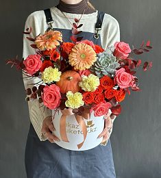 Композиция "Родриго" из гербер, гвоздик, роз и голландской зелени в коробке