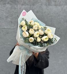 Букет "Белая сказка" из ранункулюсов и эвкалипта