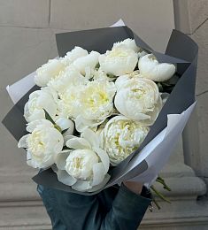 Букет из 25 белоснежных пионов в оформлении
