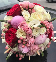 Букет невесты "Благородный вкус" из гипперикума, пионов, роз, лизиантуса и вероники