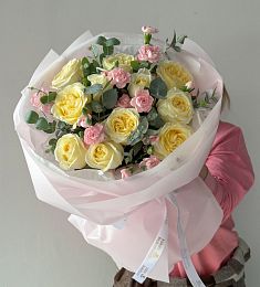 Букет "Mariana" из роз и кустовых гвоздик