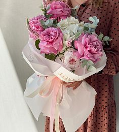 Букет "Innuendo" из роз и вероники