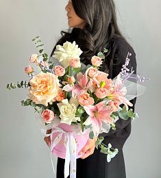 Композиция "Jorge" из роз, лилий и зелени