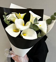 Букет из 7 белых калл с эвкалиптом