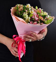 Букет из 11 альстромерий микс в розовом оформлении