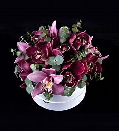 Композиция "Орхилия" из орхидей и эвкалипта