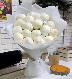 Букет из 17 белых пионов