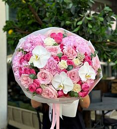 Букет "Артемида" из гортензии, орхидей и роз