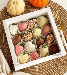 Клубничный бокс "Марципан" клубника в молочном, белом и розовом шоколаде